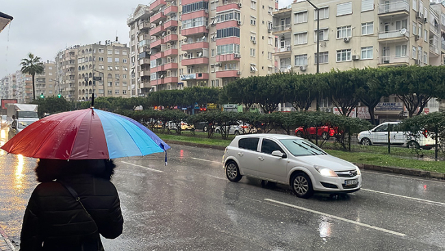 Antalya'da yağış ve fırtına etkisini sürdürüyor